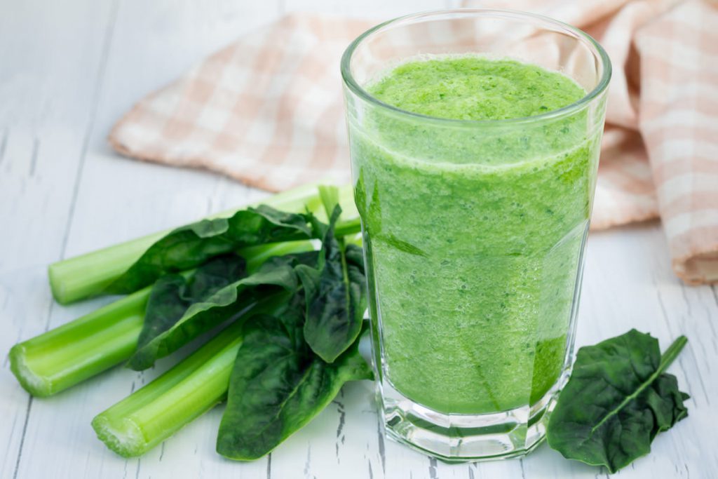Redustat » Green smoothie with celery, cucumber, spinach, apple and lemon